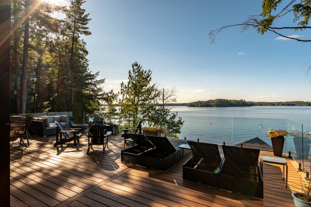 Inspiration for a rustic deck remodel in Toronto