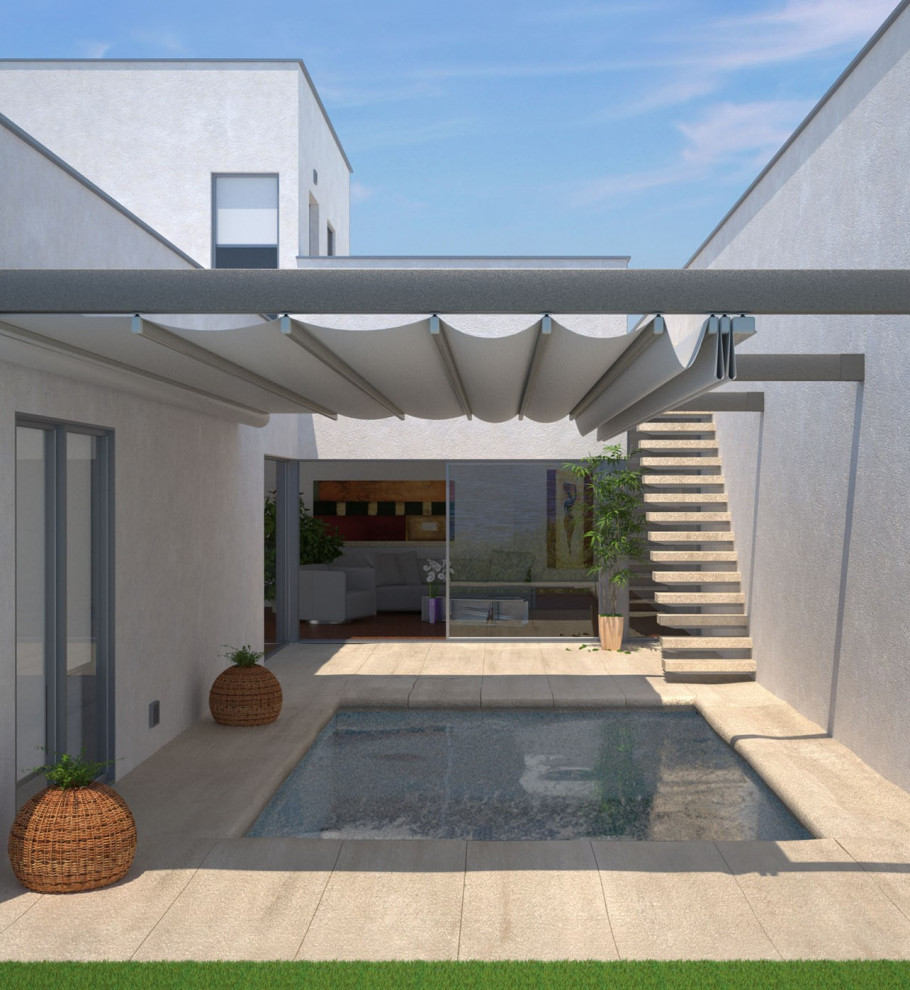 Schattiger Moderner Garten im Sommer mit Sichtschutz, Natursteinplatten und Metallzaun