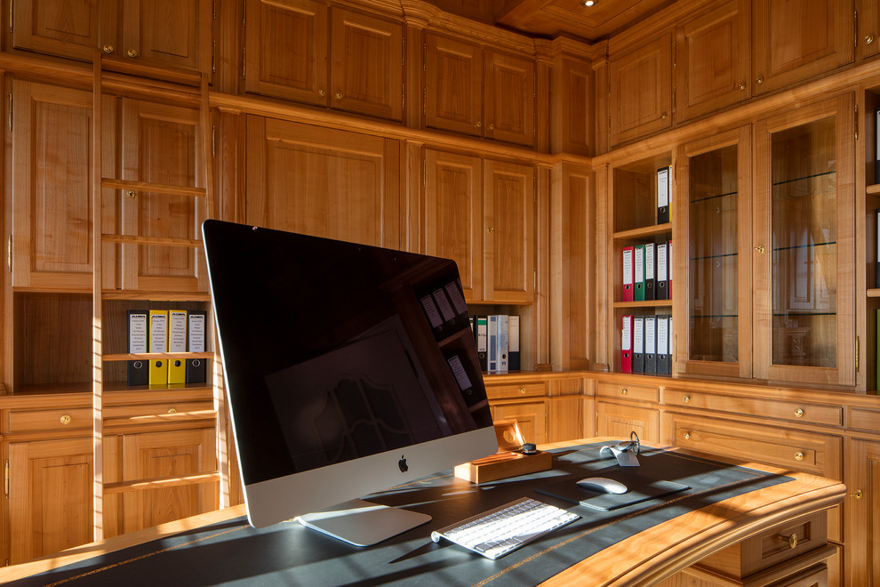 Idée de décoration pour un bureau tradition de taille moyenne avec parquet clair, un manteau de cheminée en bois et un bureau indépendant.