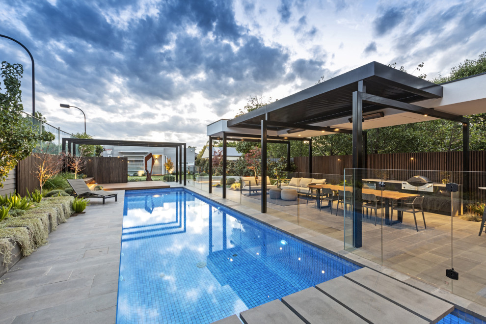 Idee per una grande piscina contemporanea rettangolare dietro casa con una dépendance a bordo piscina e pavimentazioni in pietra naturale