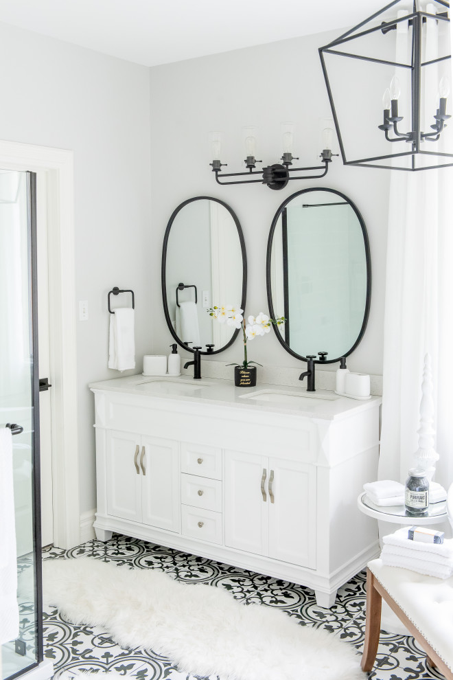 Transitional home design photo in Toronto