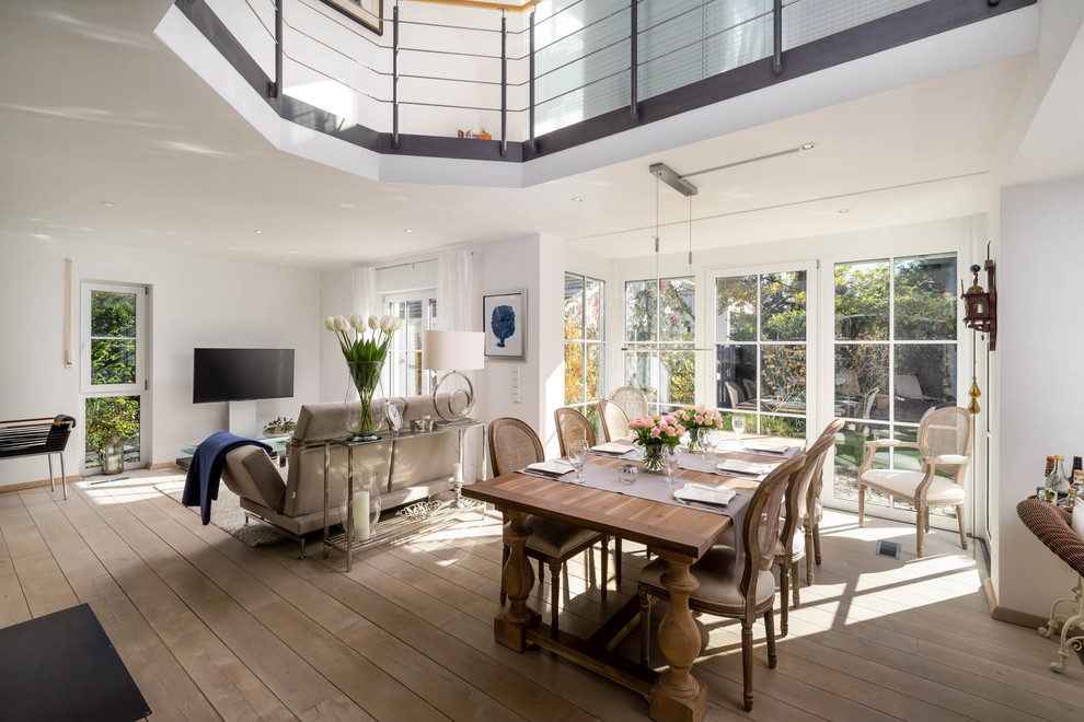 Großes Mediterranes Esszimmer mit weißer Wandfarbe, hellem Holzboden und beigem Boden in München