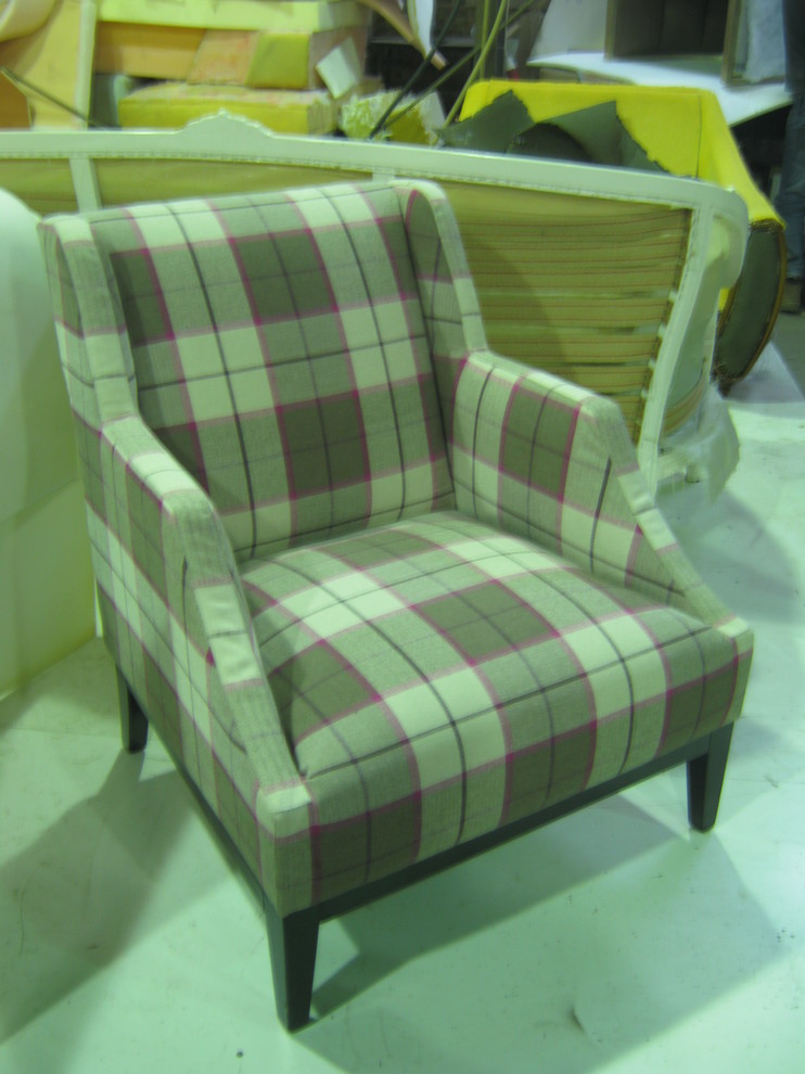 Переобивка кресла "шотландткой"