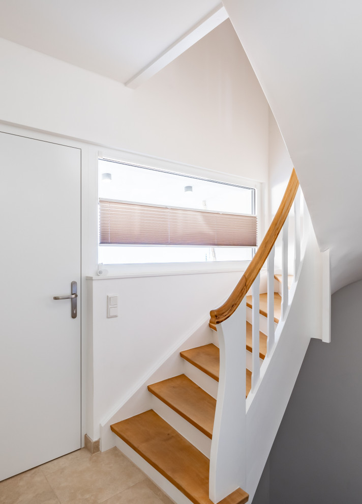 Свежая идея для дизайна: маленькая п-образная лестница в классическом стиле с деревянными ступенями и деревянными перилами для на участке и в саду - отличное фото интерьера