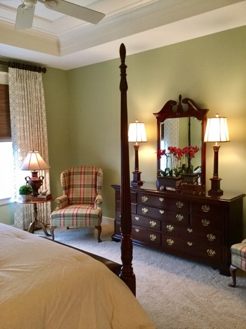 Photo of a traditional master bedroom in Chicago with green walls and carpet.