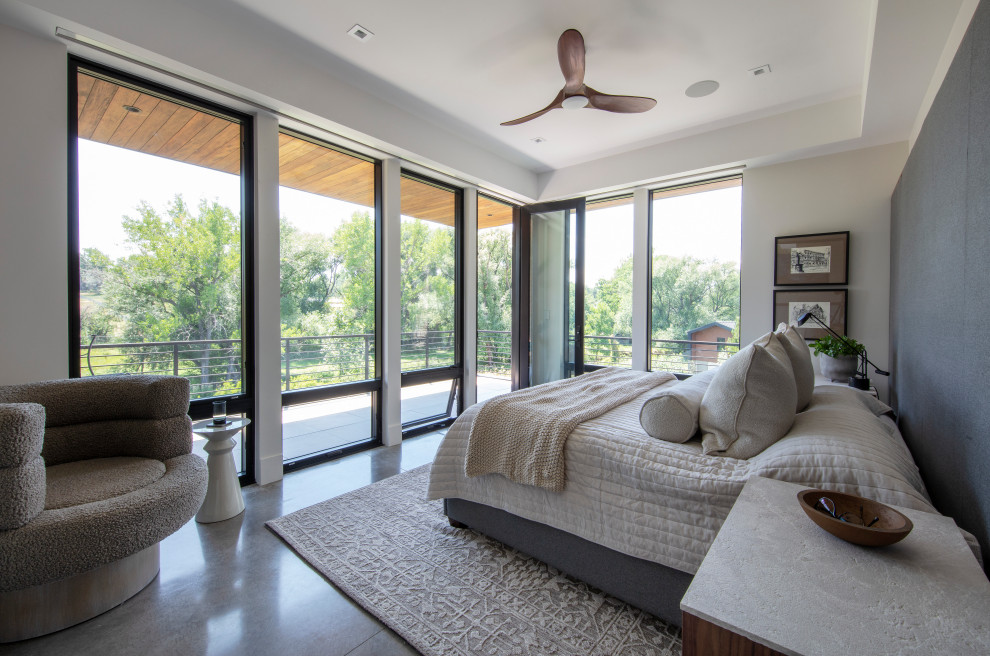 Стильный дизайн: большая хозяйская спальня в стиле модернизм с бетонным полом - последний тренд