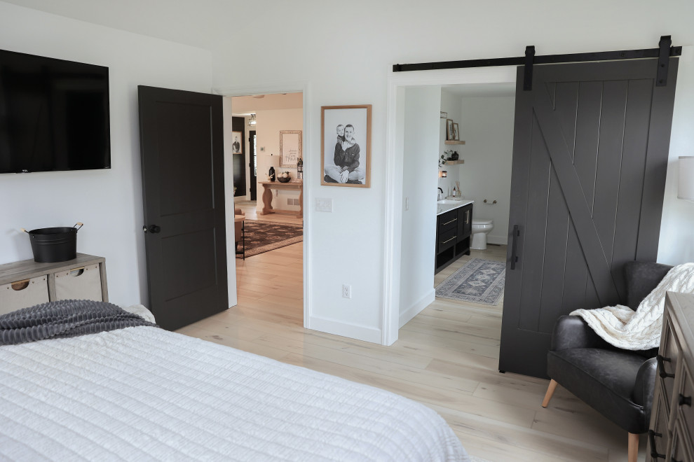 Пример оригинального дизайна: большая хозяйская спальня в стиле модернизм с черными стенами, полом из винила, бежевым полом и панелями на стенах