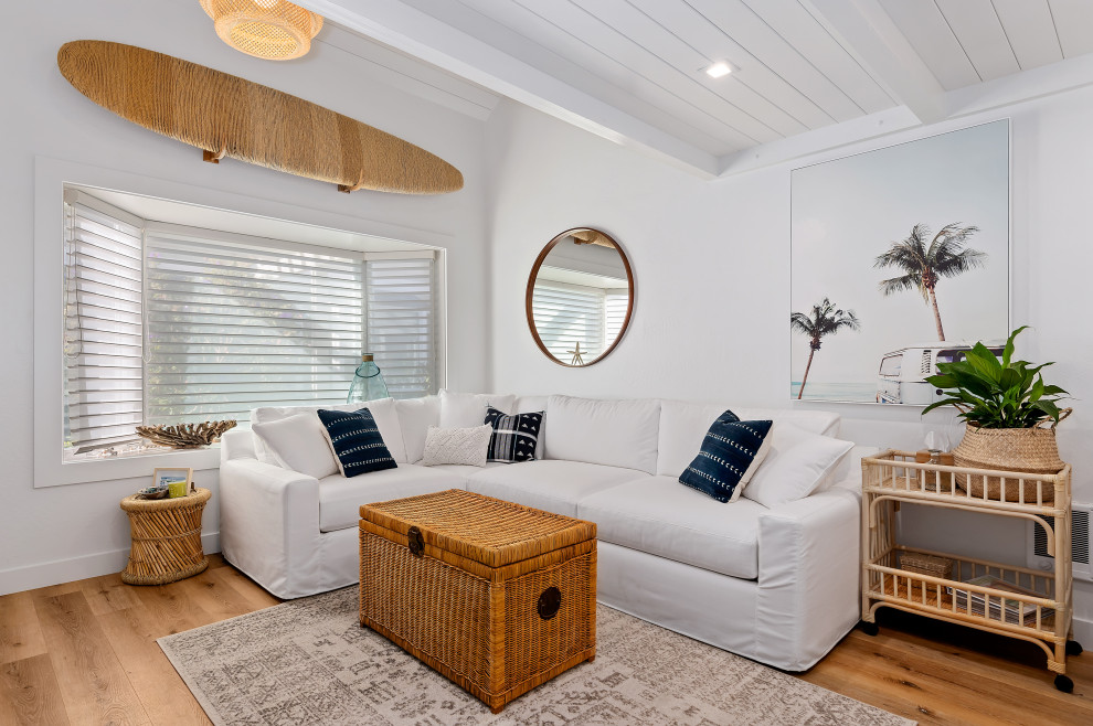 Kleines Maritimes Wohnzimmer im Loft-Stil mit weißer Wandfarbe in San Luis Obispo