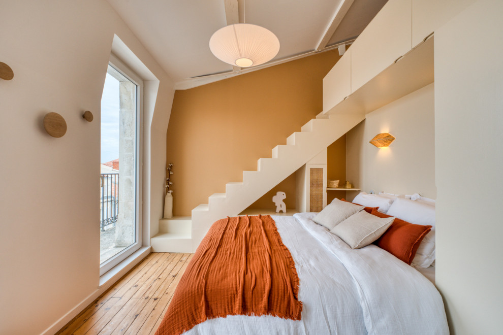 Свежая идея для дизайна: спальня в белых тонах с отделкой деревом на антресоли в скандинавском стиле с светлым паркетным полом - отличное фото интерьера
