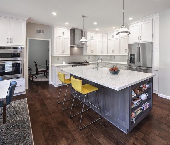 Kitchen - mid-sized transitional kitchen idea in Orange County