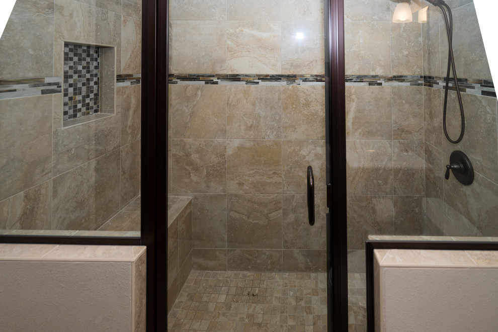 Klassisk inredning av ett mellanstort vit vitt badrum med dusch, med luckor med infälld panel, skåp i mörkt trä, en toalettstol med separat cisternkåpa, en öppen dusch, ett nedsänkt handfat, bänkskiva i kvarts och med dusch som är öppen