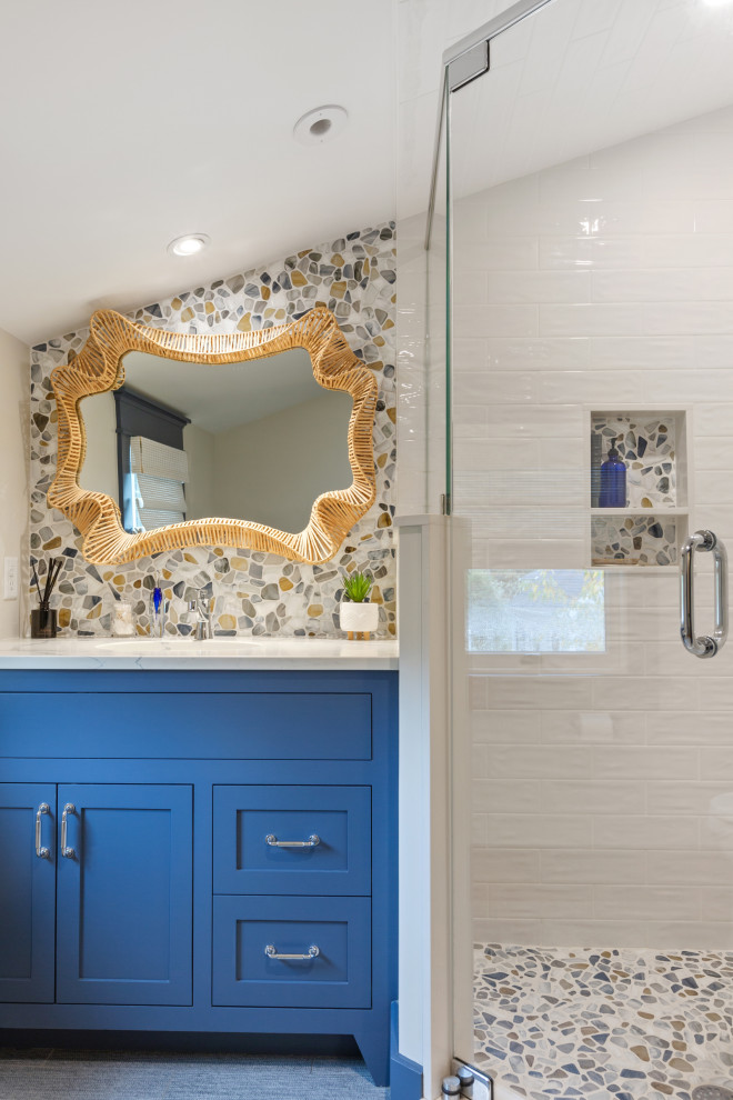 Свежая идея для дизайна: ванная комната среднего размера в морском стиле с фасадами в стиле шейкер, синими фасадами, угловым душем, унитазом-моноблоком, разноцветной плиткой, плиткой из листового стекла, серыми стенами, полом из керамической плитки, душевой кабиной, врезной раковиной, столешницей из искусственного кварца, синим полом, душем с распашными дверями, тумбой под одну раковину и встроенной тумбой - отличное фото интерьера