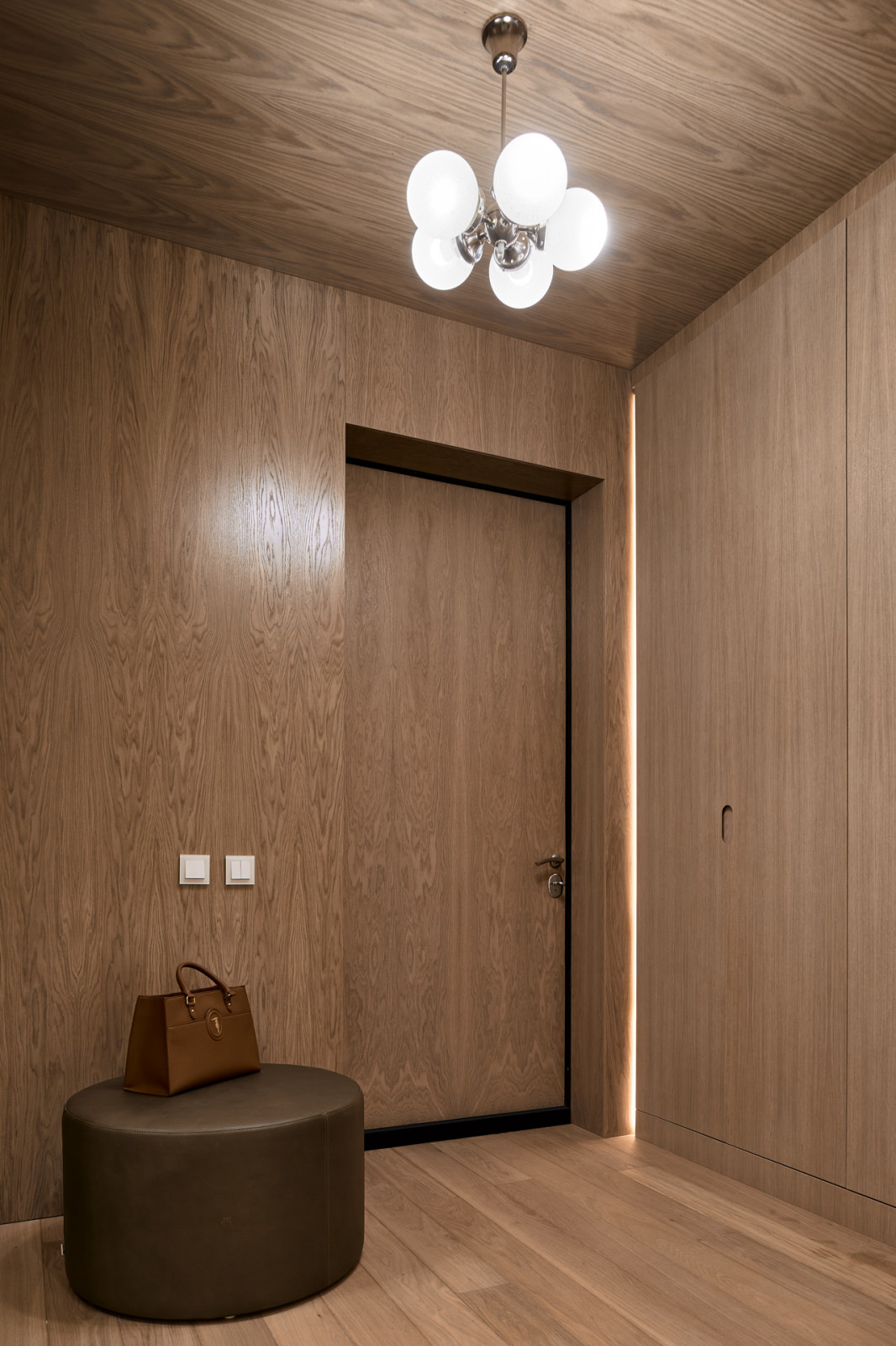 Стекло и неон: квартира в Подмосковье