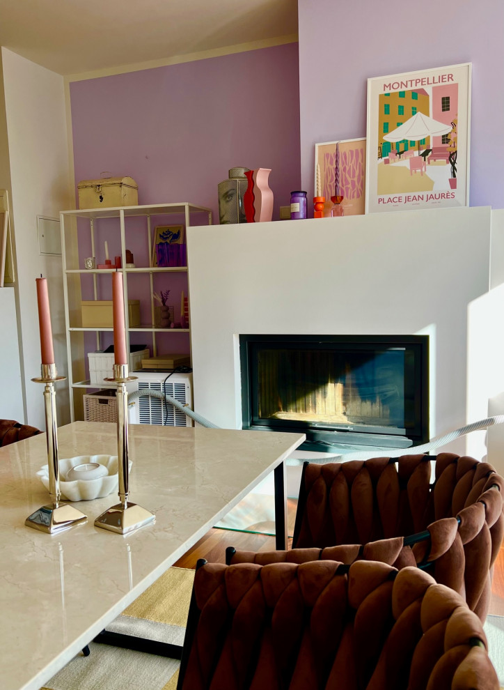 Exemple d'une salle à manger ouverte sur la cuisine tendance de taille moyenne avec un mur violet, parquet peint, un poêle à bois, un manteau de cheminée en plâtre, un sol marron, un plafond en papier peint et du papier peint.