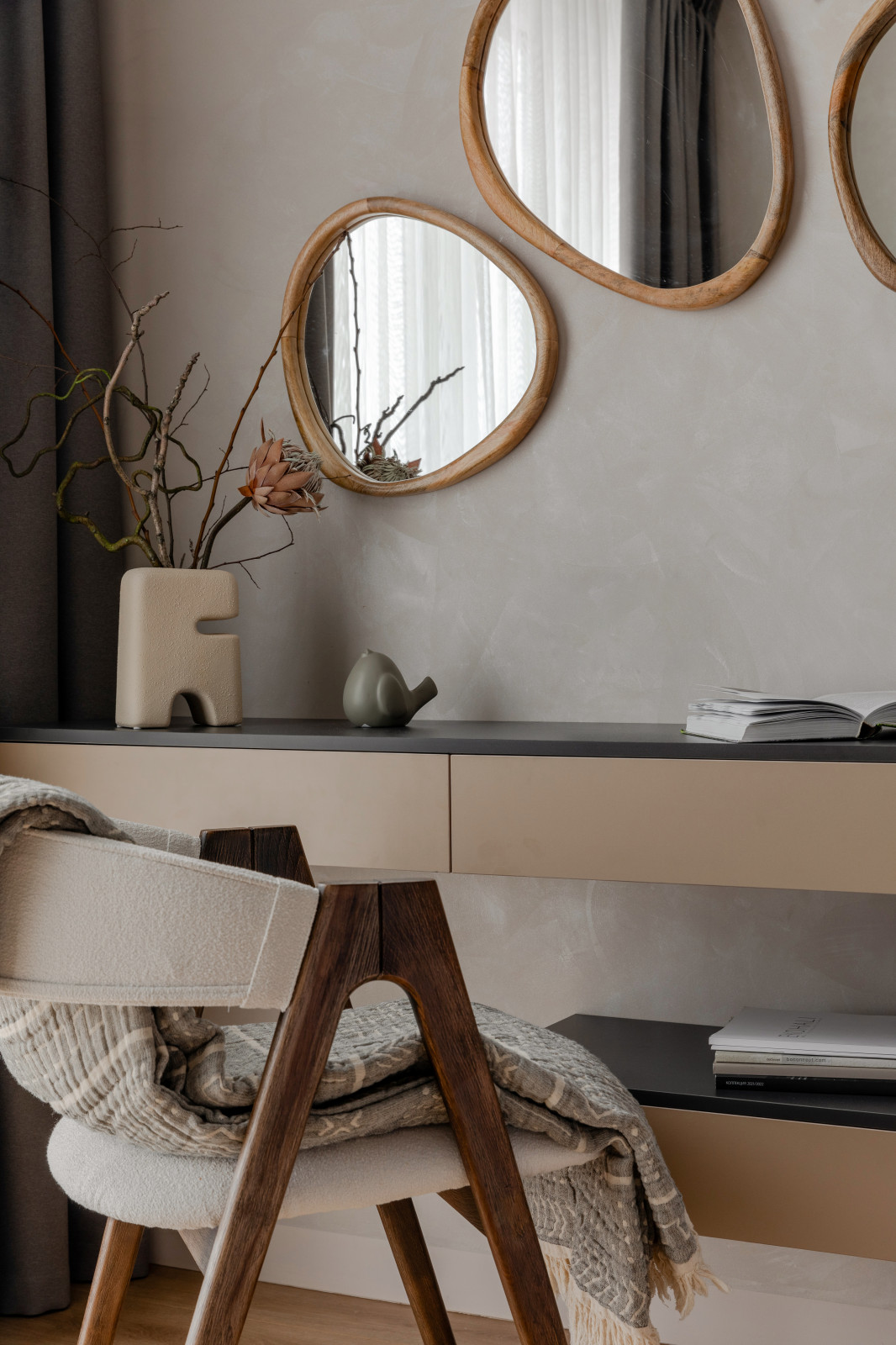 Фото. Теплый минимализм с мрамором и деревом, 62 кв.м.