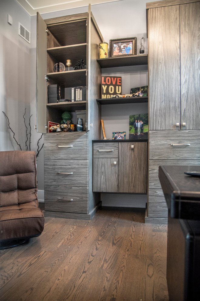 Inspiration pour un bureau traditionnel de taille moyenne avec un mur gris, un sol en bois brun, aucune cheminée, un bureau indépendant et un sol marron.