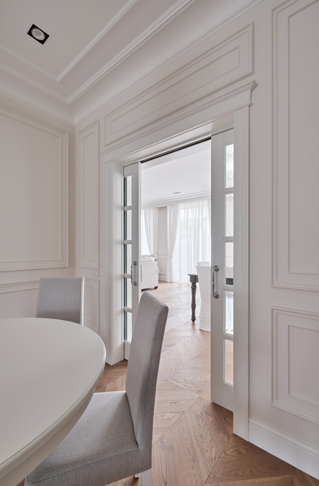 Белый Леон в светлом интерьере