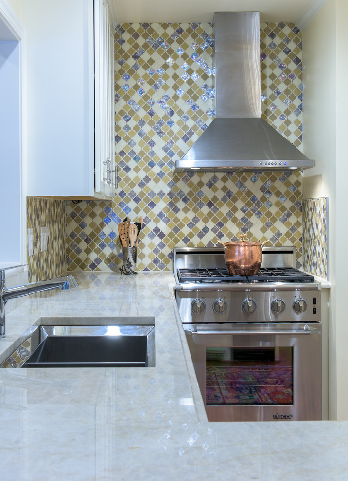 Transitional home design photo in Dallas