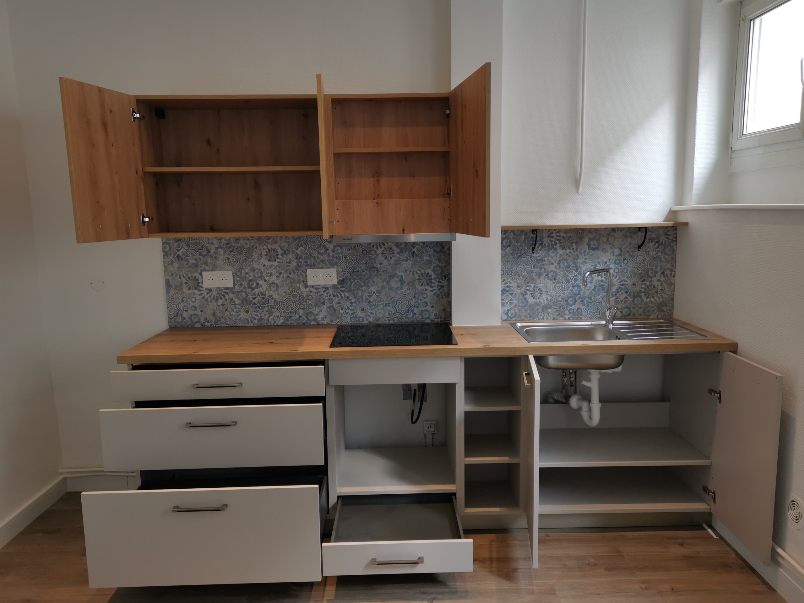 Beige et bois pour une ambiance chaleureuse.