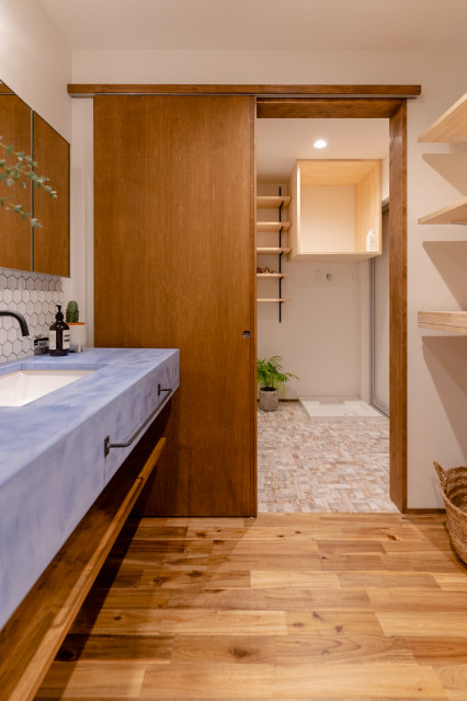 脱衣所入口 moderno-bagno-di-servizio