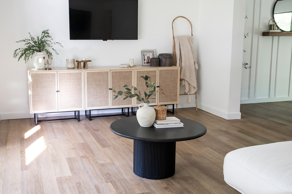 Idee per un soggiorno minimalista di medie dimensioni e chiuso con sala formale, pareti bianche, pavimento in vinile, TV a parete e pavimento marrone
