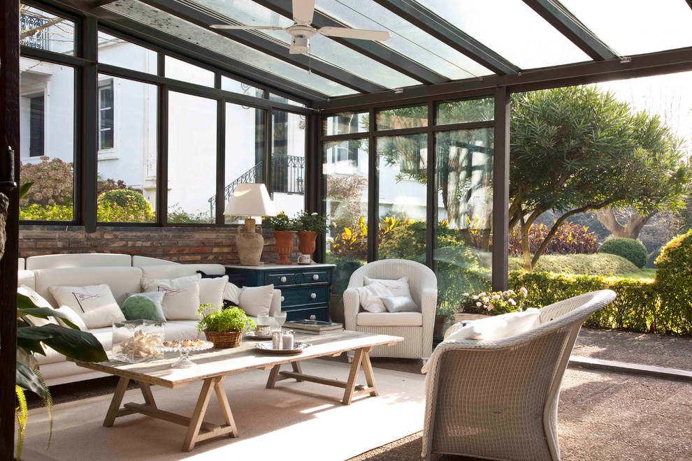 Imagen de galería romántica de tamaño medio con suelo de baldosas de terracota