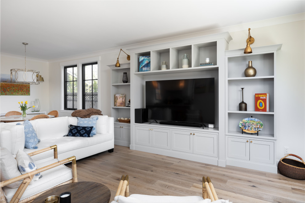 Aménagement d'une salle de séjour bord de mer de taille moyenne et ouverte avec un mur blanc, un sol en bois brun et un sol beige.