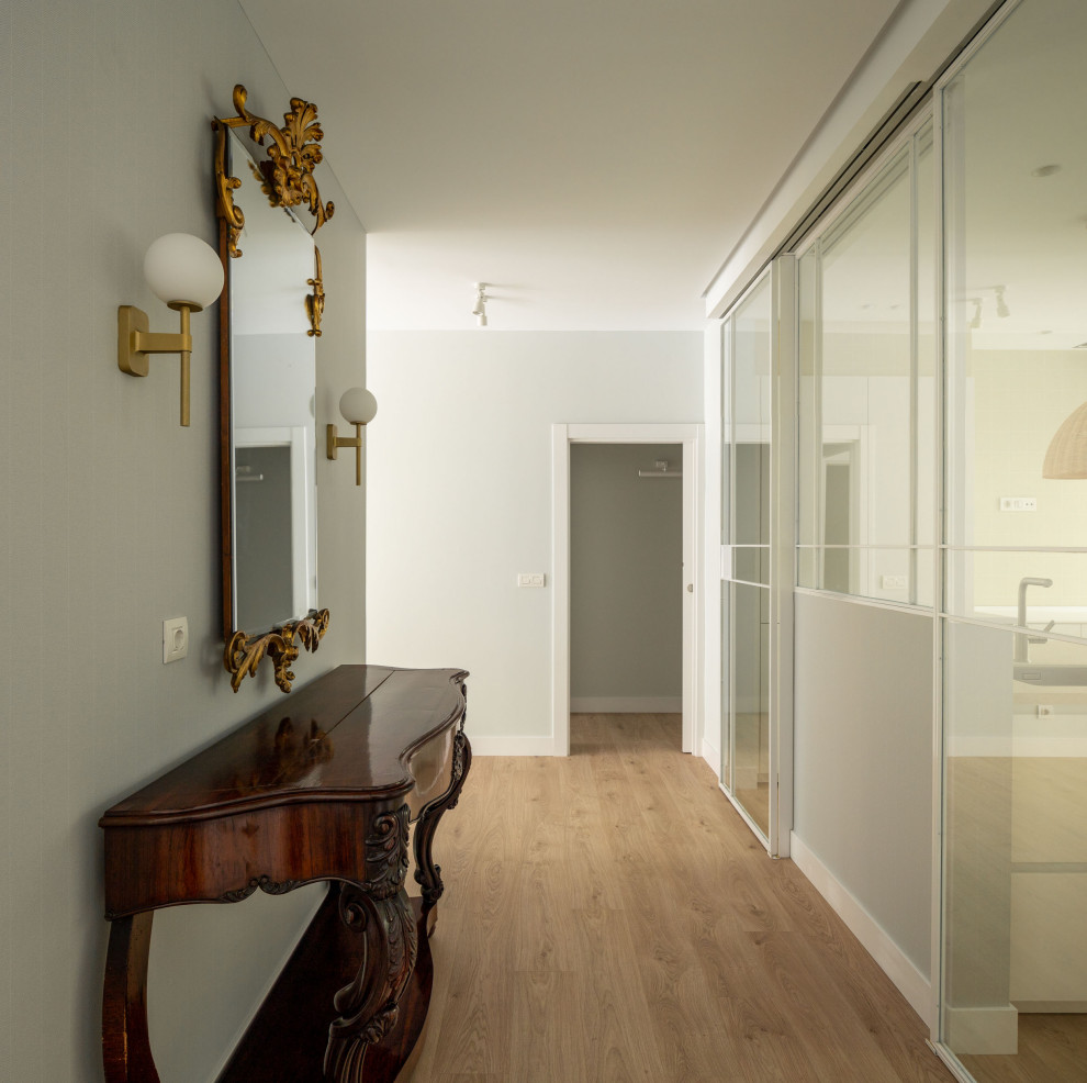 Idée de décoration pour un couloir tradition de taille moyenne avec un mur beige et sol en stratifié.