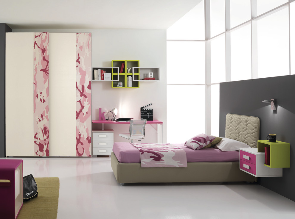 Example of a minimalist girl kids' room design in New York