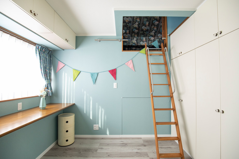 Idées déco pour une chambre de fille de 4 à 10 ans scandinave avec un bureau, un mur vert, un sol en contreplaqué, un sol gris, un plafond en papier peint et du papier peint.