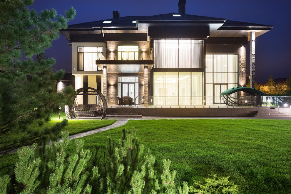 Ночная подсветка загородного дома в посёлке Монтевиль и внутренний двор