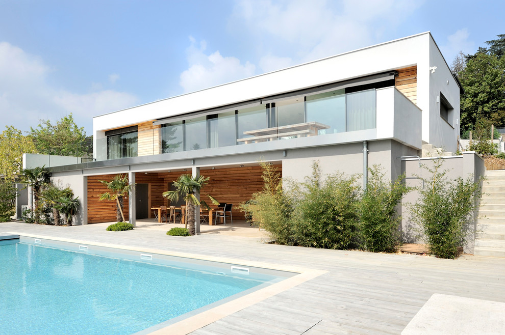 Photo of a mid-sized contemporary white exterior in Lyon with a flat roof.