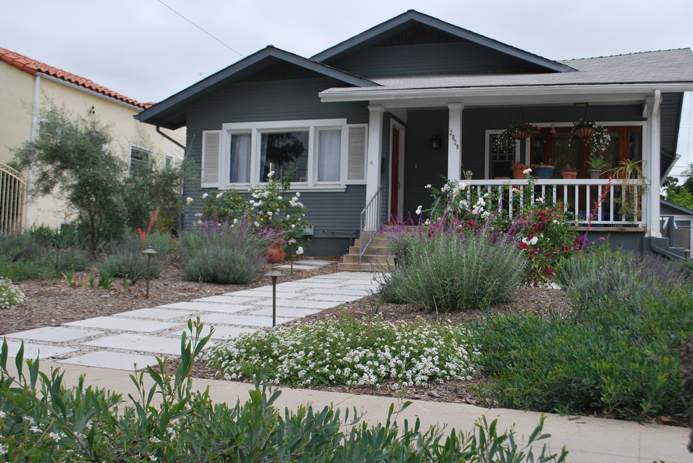 Photo of a small transitional garden in Los Angeles.