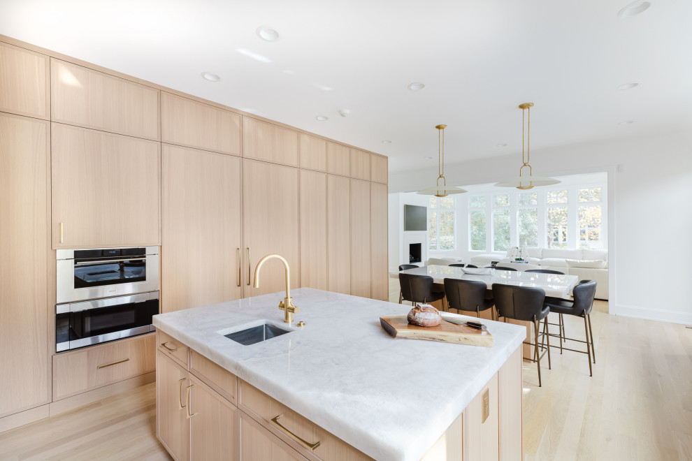 Modern Oak Kitchen With Integrated Appliances & Sleek Island