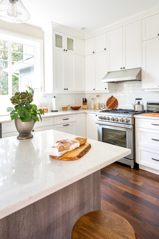 Kitchen - transitional kitchen idea in Vancouver