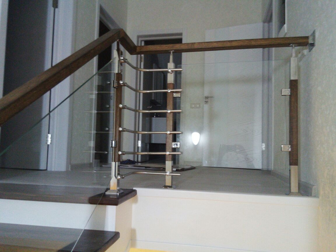 Перила из нержавеющей стали , стекла и дерева