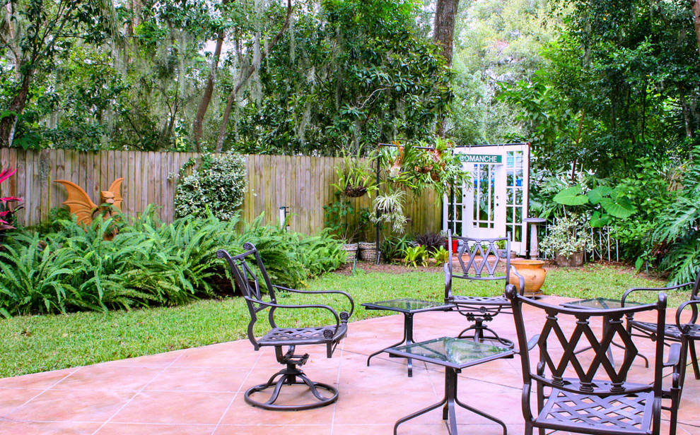 Traditional patio in Tampa.