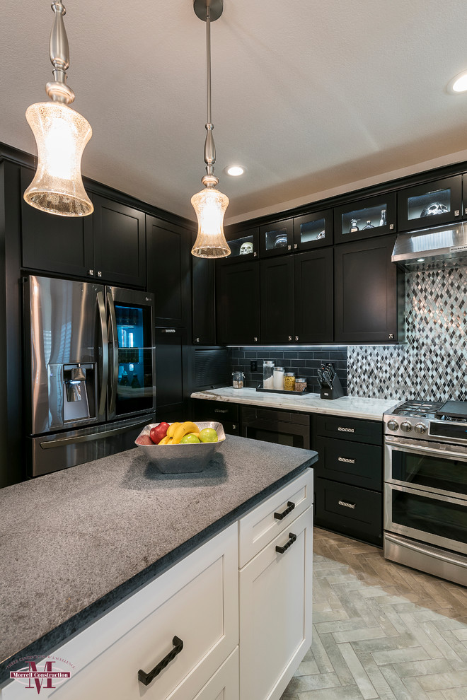 Kitchen - transitional kitchen idea in Dallas
