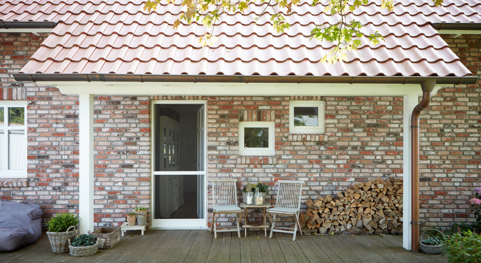Veranda neben dem Haus mit Kübelpflanzen und Dielen in Bremen