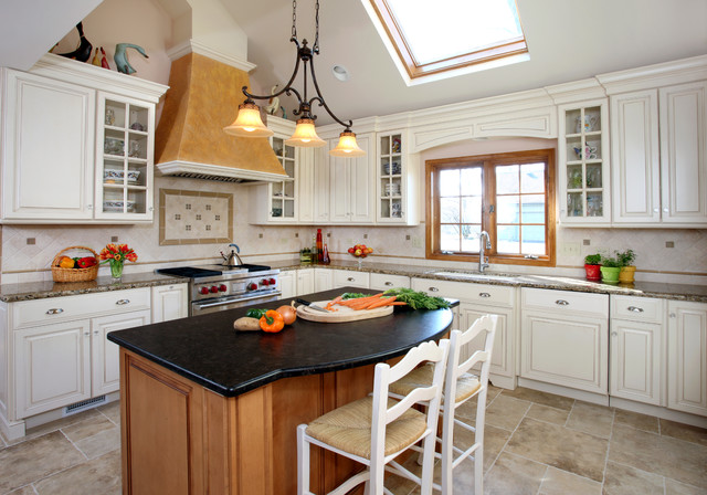 A Welcoming, Rustic Kitchen klassisk-koekken