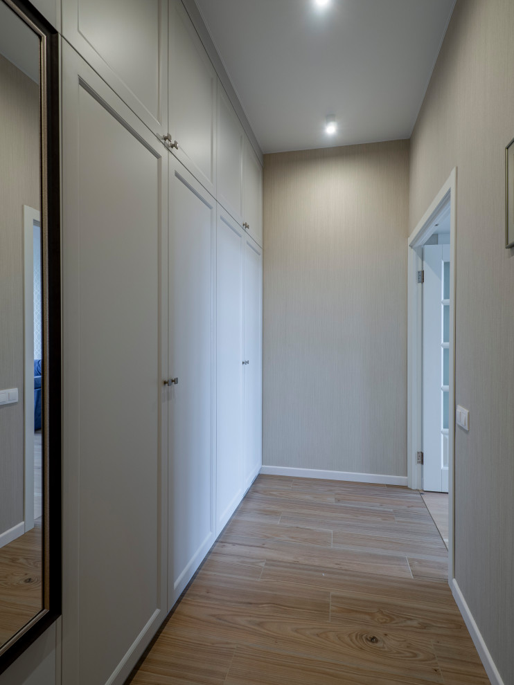 Меблировка прихожей и санузла в светло-мятном цвете