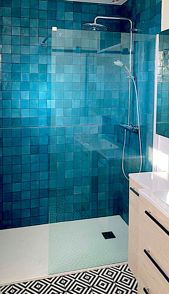 Idéer för små funkis badrum med dusch, med släta luckor, skåp i ljust trä, en dusch i en alkov, blå kakel, perrakottakakel, blå väggar, cementgolv, ett undermonterad handfat, flerfärgat golv och med dusch som är öppen