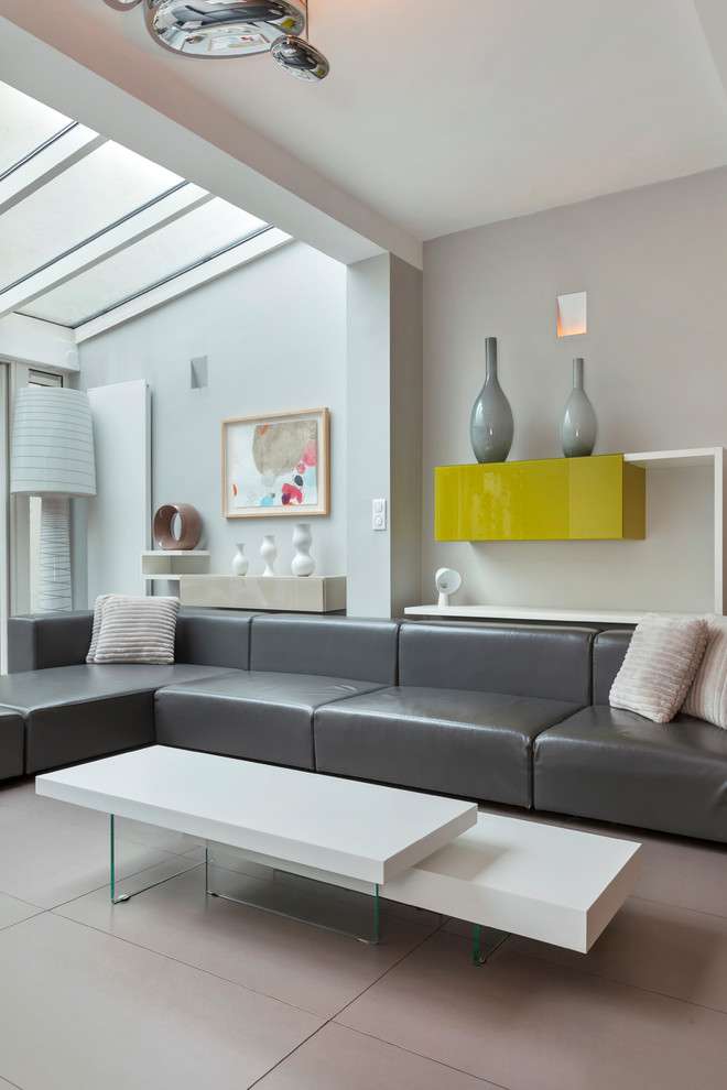 Photo of a contemporary family room in Paris with grey walls.