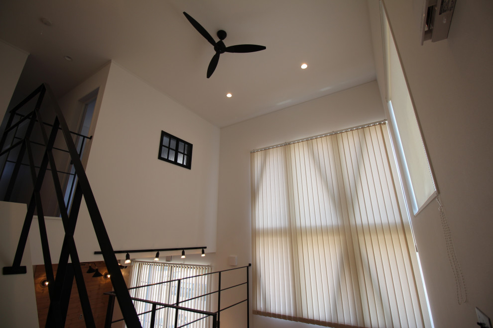 他の地域にあるインダストリアルスタイルのおしゃれなリビングの写真