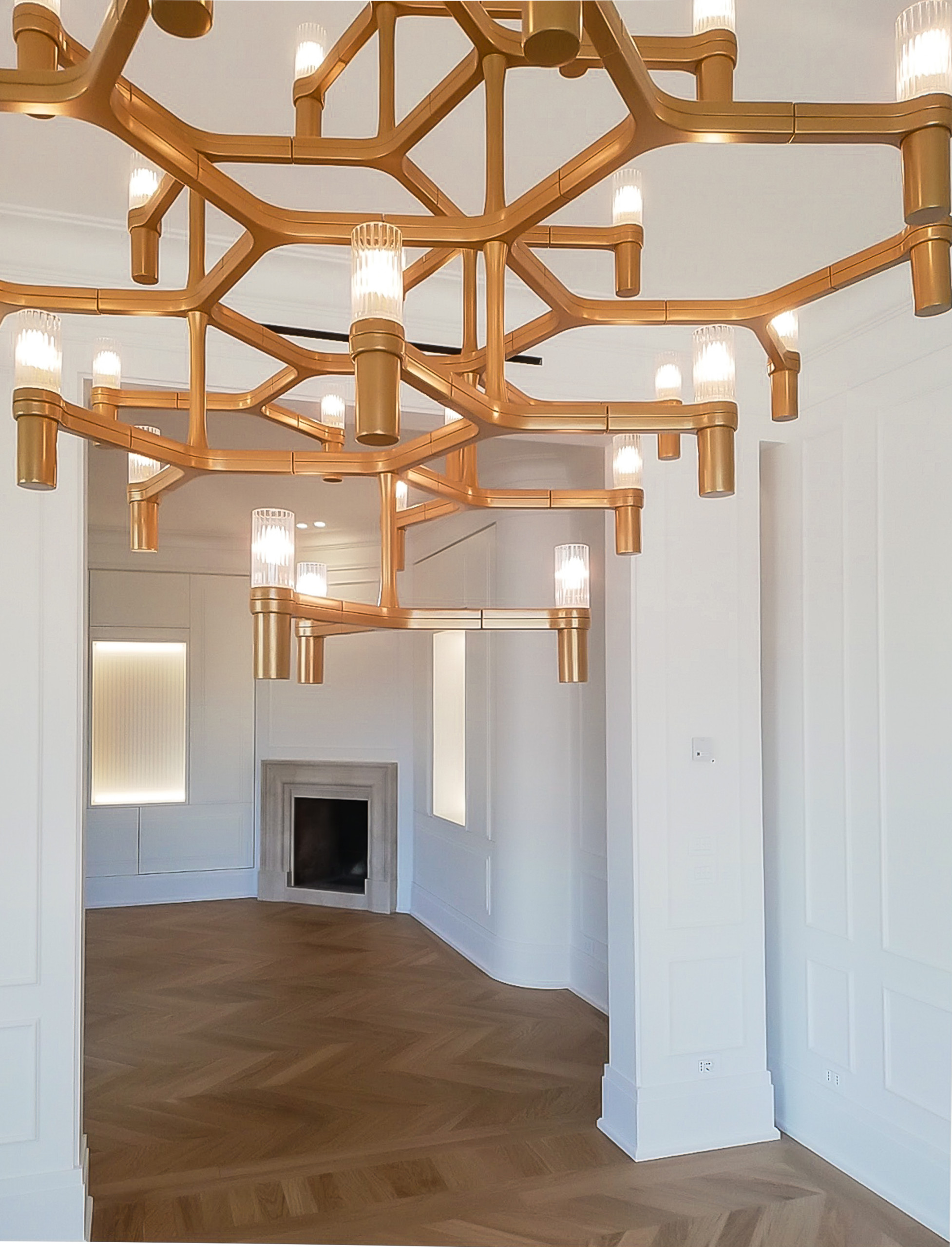 Salone | Dettaglio lampadario e camino
