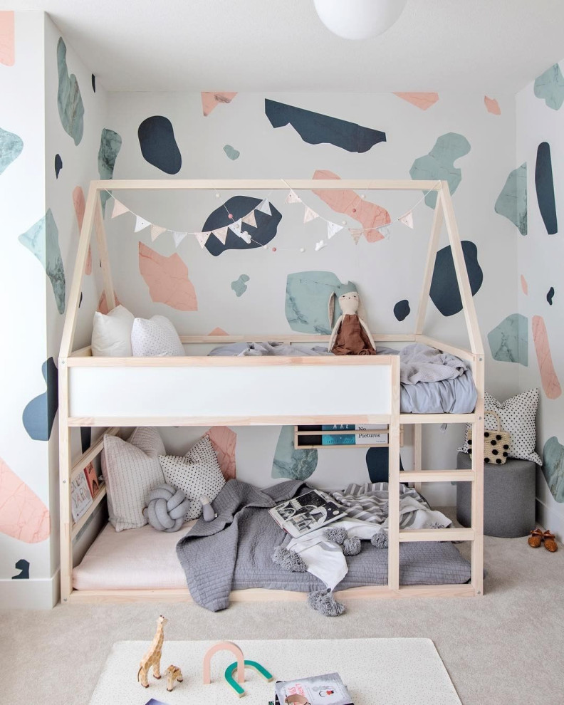 Imagen de dormitorio infantil moderno con papel pintado