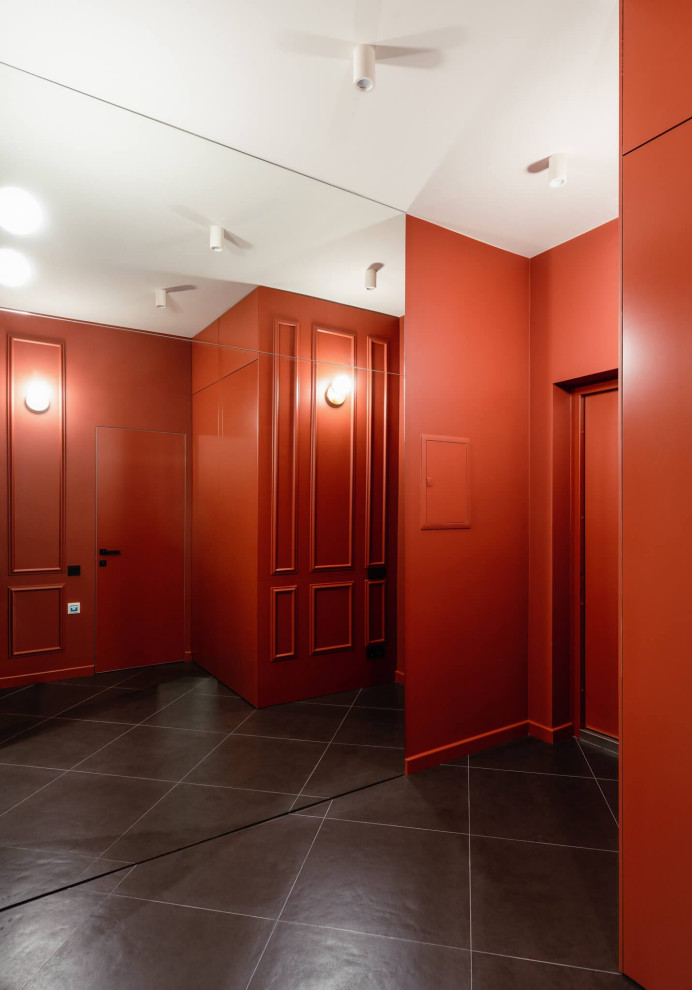Свежая идея для дизайна: входная дверь среднего размера со шкафом для обуви в современном стиле с оранжевыми стенами, полом из керамогранита, одностворчатой входной дверью, оранжевой входной дверью, коричневым полом и обоями на стенах - отличное фото интерьера
