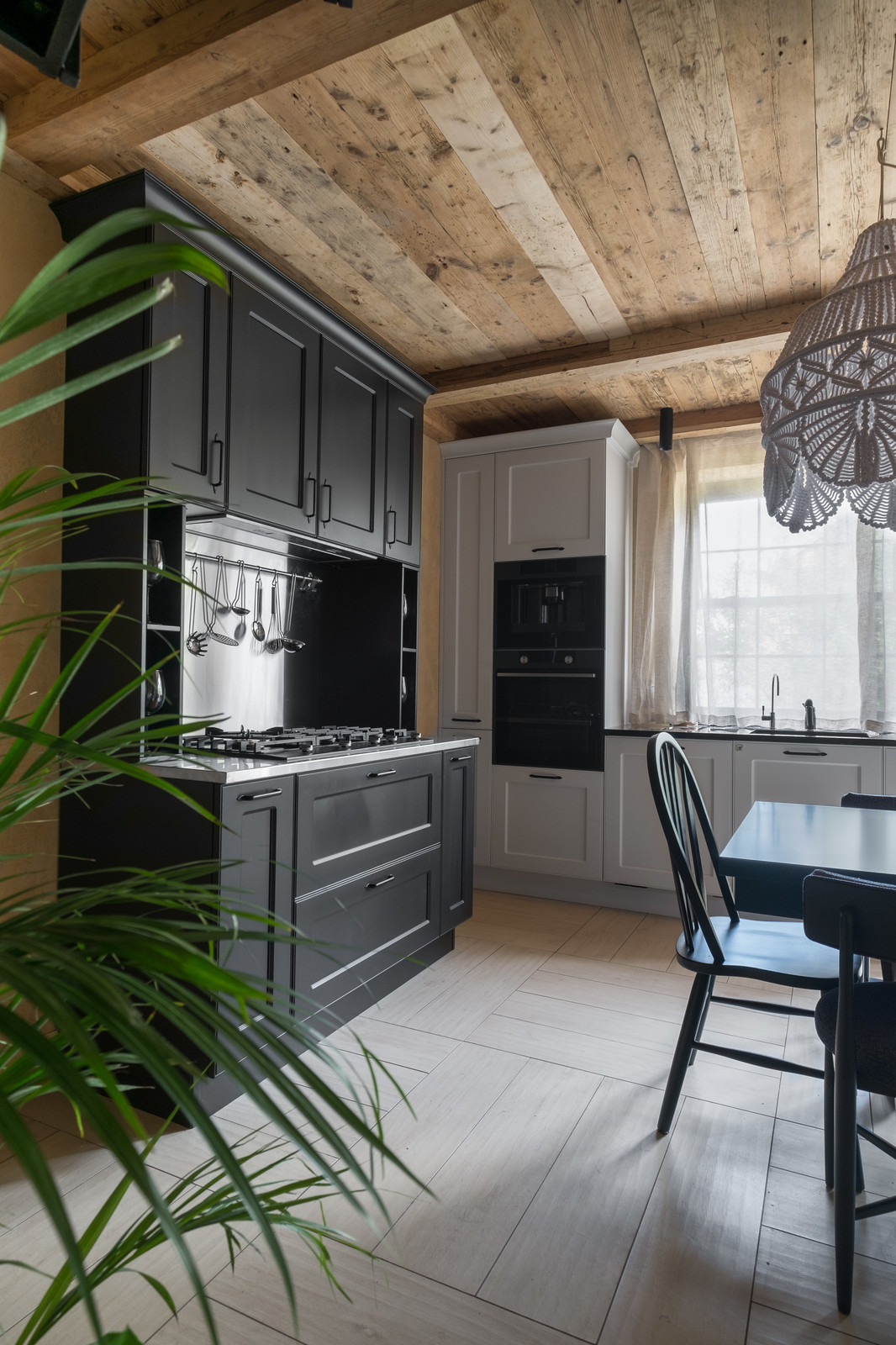 Кухня-гостиная в сланце и кружевах