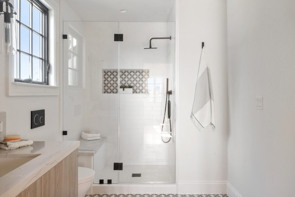 Пример оригинального дизайна: ванная комната в средиземноморском стиле с полновстраиваемой ванной, душем над ванной, инсталляцией, белыми стенами, полом из керамической плитки, нишей и напольной тумбой