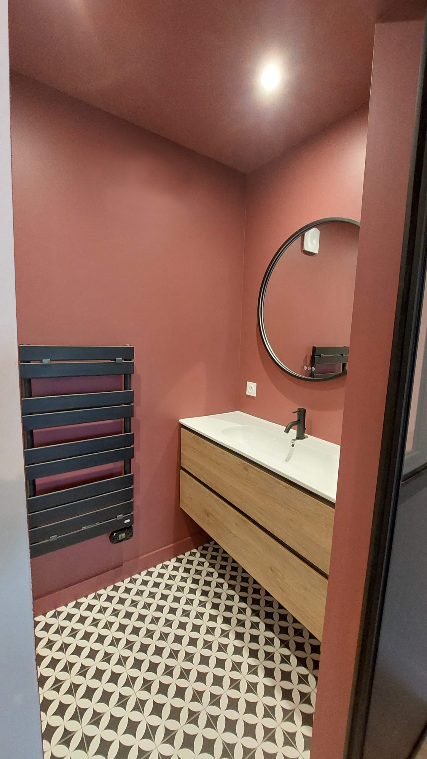 Vasque L 120 et miroir lumineux dans salle d'eau parentale